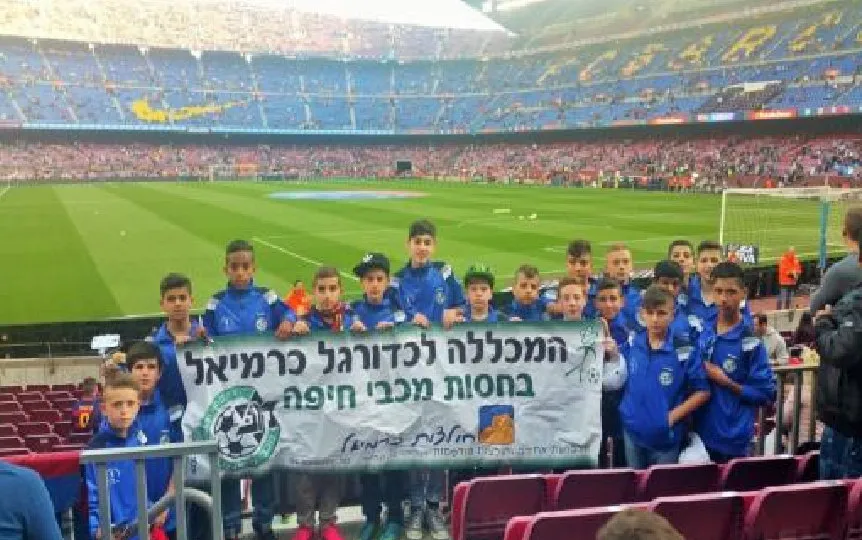 Un equipo visitante con su pancarta en la grada del Camp Nou