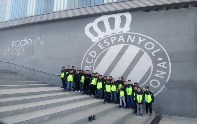 Un equipo visitante ante el estadio del RCD Espanyol