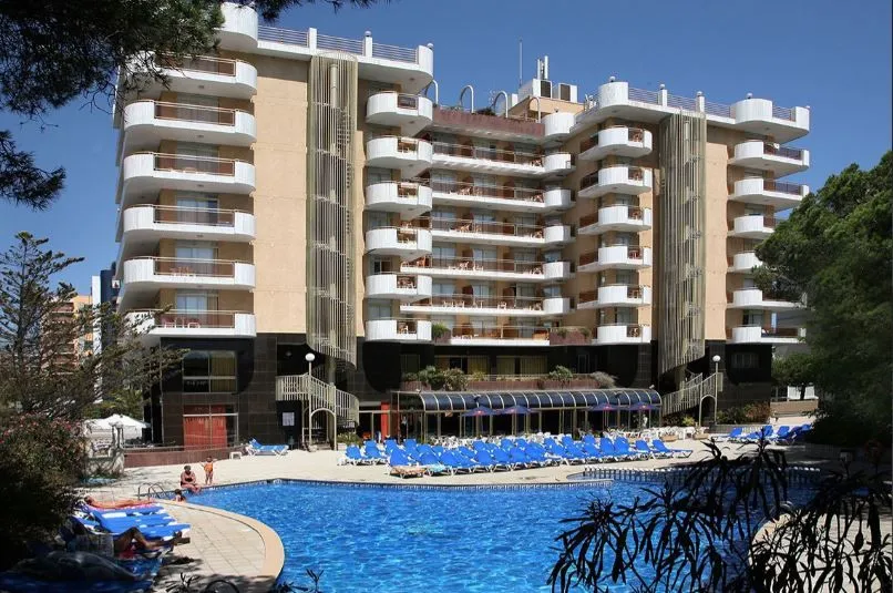 El hotel de cuatro estrellas en la Costa Brava, visto desde la piscina