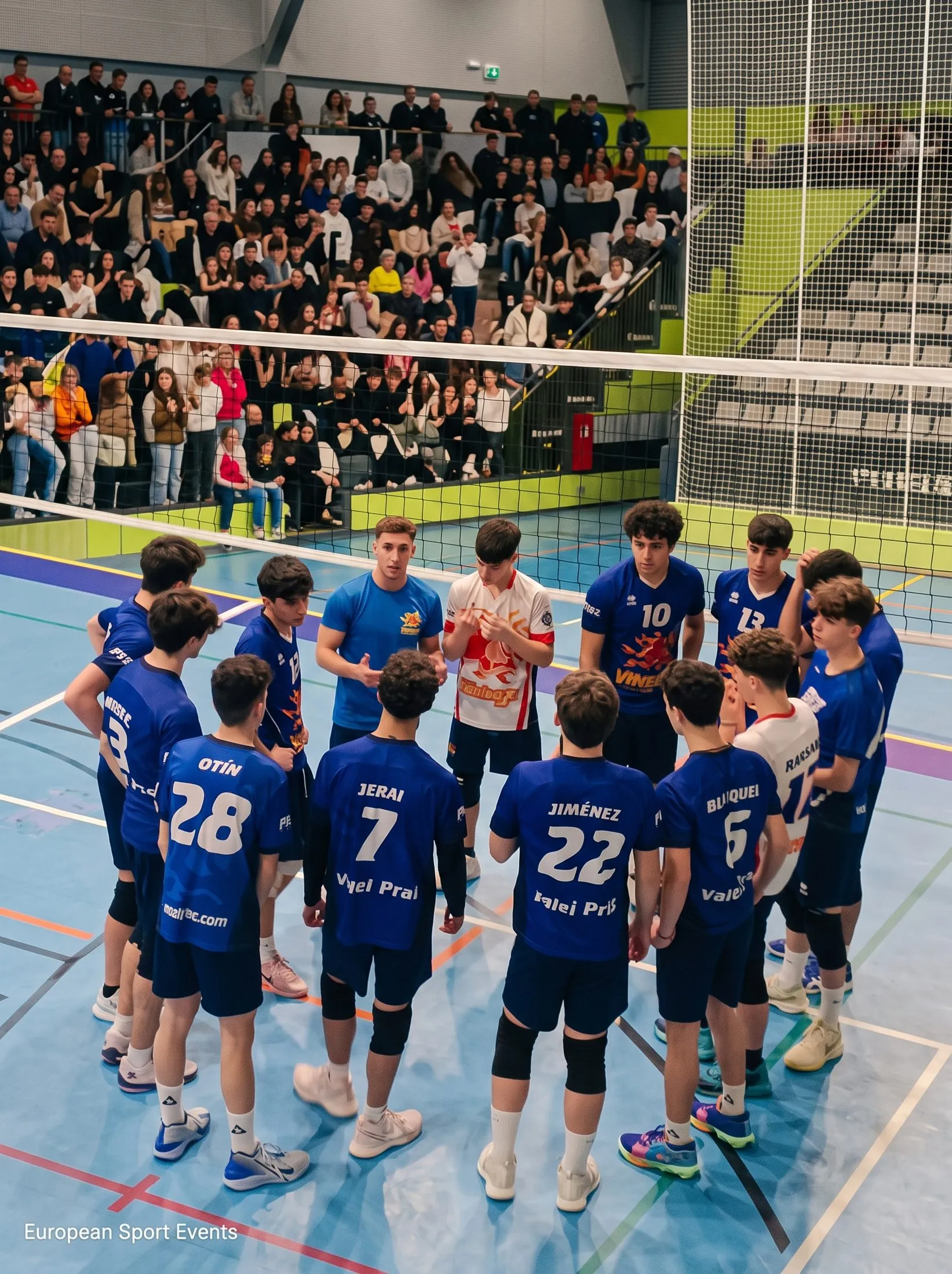 Un equipo de voleibol en corro antes de un partido, con la grada llena detrás