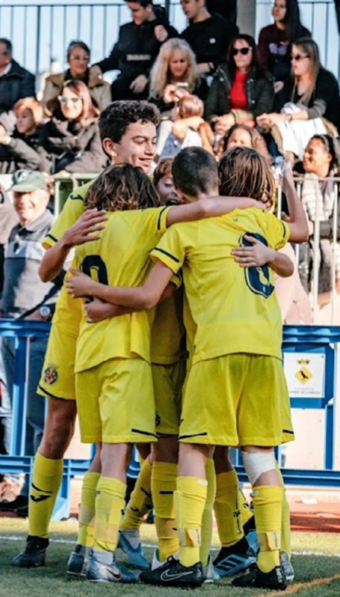 Jugadores del Villarreal celebrando juntos frente a la grada