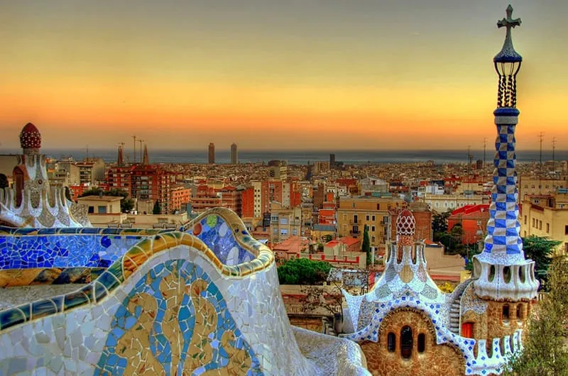 El Park Güell, con la ciudad y el mar al fondo