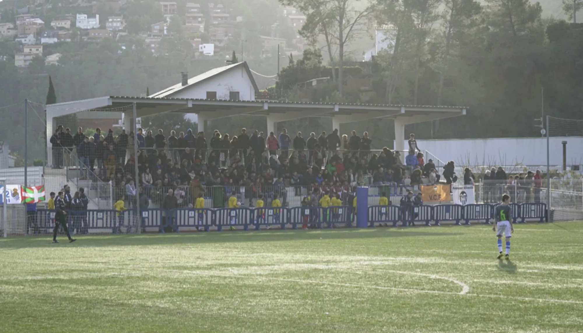 Público en la grada cubierta junto al campo de Corbera de Llobregat